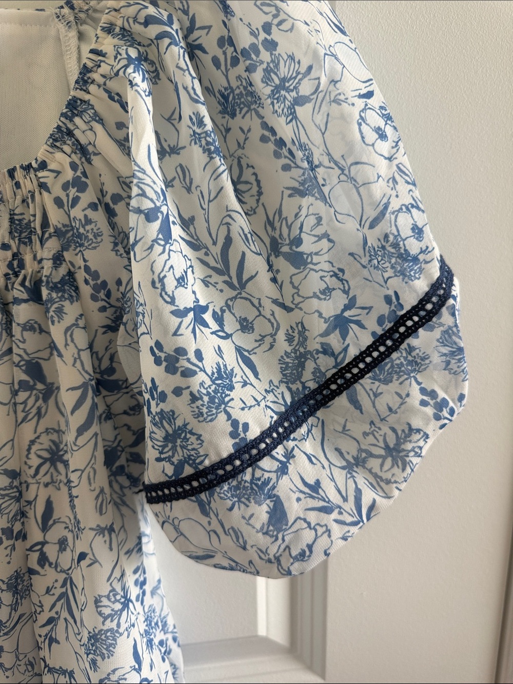 Polagram || Blue and White Floral Puff-Sleeve Midi Dress - Picture 5 of 5